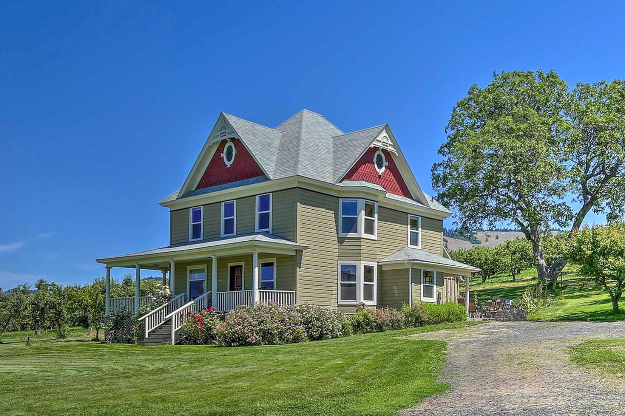 Storybook Glade Historical Homestead With Views! Hood River Exteriér fotografie